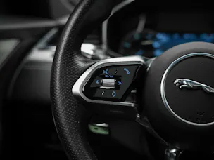 Jaguar F-Pace 3.0 D I6 R-Dynamic SE AWD Panorama*Abstandsregler*All black*