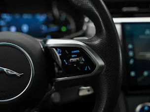 Jaguar F-Pace 3.0 D I6 R-Dynamic SE AWD Panorama*Abstandsregler*All black*
