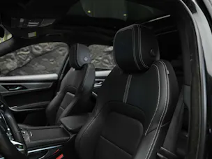 Jaguar F-Pace 3.0 D I6 R-Dynamic SE AWD Panorama*Abstandsregler*All black*