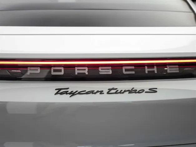 Porsche Taycan Turbo S *CH-Auto*Approved*Keramik*Bose*Chrono*