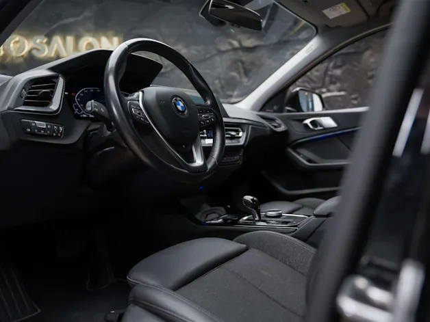 BMW 118i Sport Line Steptronic *CH-Auto*Harman/Kardon*Lenkradheizung*ACC*