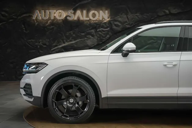 VW Touareg 3.0 TDI Basic Tiptronic *Werksgarantie*22" Felgen*AHK*