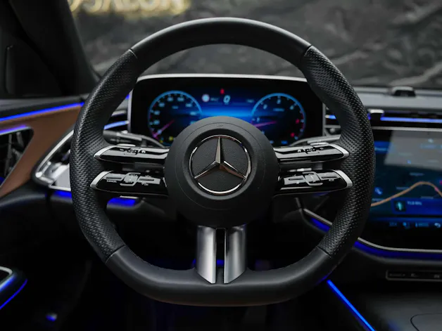 Mercedes-Benz E 220 d AMG Line *Supercreen*21" Felgen*Volleder*