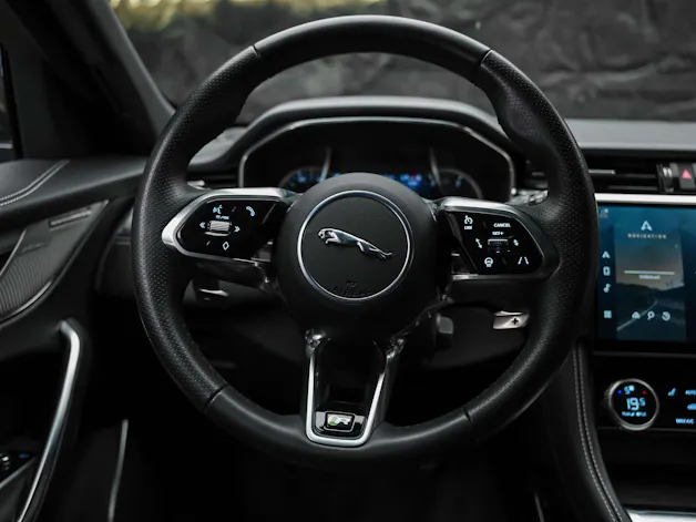 Jaguar F-Pace 2.0 D I4 200 R-Dynamic SE AWD *Abstandsregler*Meridian Soundsystem*Lenkradheizung*