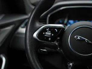 Jaguar F-Pace 2.0 D I4 200 R-Dynamic SE AWD *Abstandsregler*Meridian Soundsystem*Lenkradheizung*