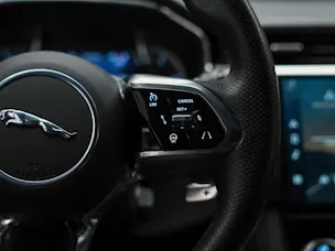 Jaguar F-Pace 2.0 D I4 200 R-Dynamic SE AWD *Abstandsregler*Meridian Soundsystem*Lenkradheizung*