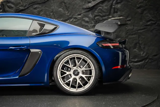 Porsche 718 Cayman GT4 RS PDK *Weissach* CH-Auto*