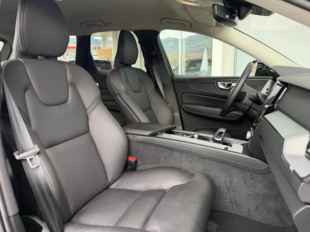Volvo XC60 B5 Benzin Mild Hybrid AWD Plus Dark Geartronic