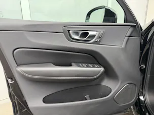 Volvo XC60 B5 Benzin Mild Hybrid AWD Plus Dark Geartronic