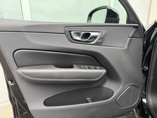 Volvo XC60 B5 Benzin Mild Hybrid AWD Plus Dark Geartronic