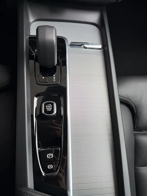 Volvo XC60 B5 Benzin Mild Hybrid AWD Plus Dark Geartronic