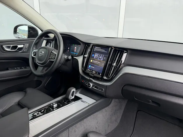 Volvo XC60 B5 Benzin Mild Hybrid AWD Plus Dark Geartronic