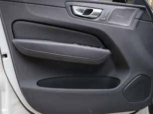 Volvo XC60 B4 Diesel Mild Hybrid AWD Ultimate Dark Geartronic *Panorama*Head-Up*Standheizung*
