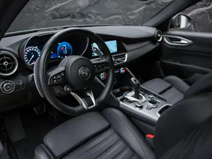 Alfa Romeo Giulia 2.0 Veloce Q4 AT8 *Facelift*Abstandsregler*El. Sitze mit Memory*Sitzheizung*