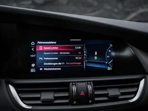 Alfa Romeo Giulia 2.0 Veloce Q4 AT8 *Facelift*Abstandsregler*El. Sitze mit Memory*Sitzheizung*