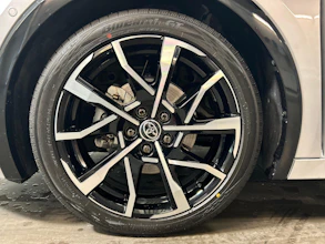 https://vehicle.imgix.net/4406124/f5589883-764b-4e8a-9a03-9a58440aa413.jpg