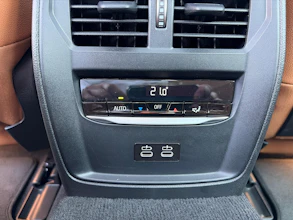 https://vehicle.imgix.net/4406599/1bdb724f-bb72-4d30-a0ea-bf22fbcfea35.jpg