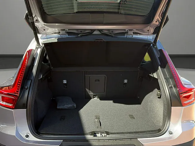Volvo XC40 B3 Benzin Mild Hybrid Plus Dark DCT