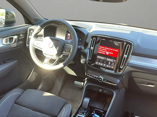 Volvo XC40 B3 Benzin Mild Hybrid Plus Dark DCT