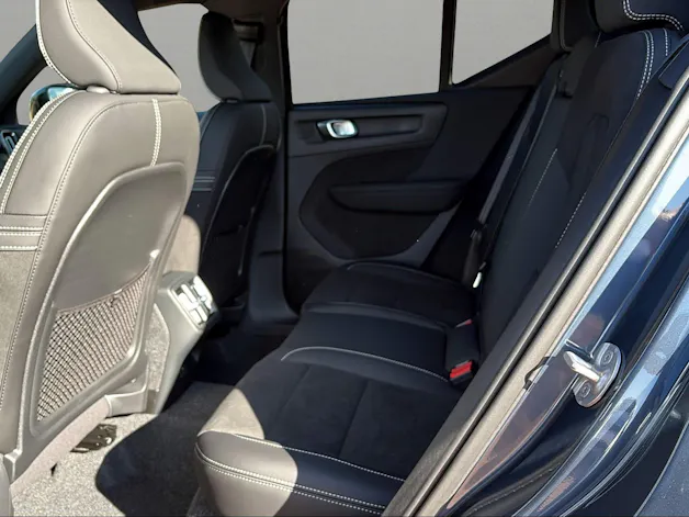 Volvo XC40 B3 Benzin Mild Hybrid Plus Dark DCT