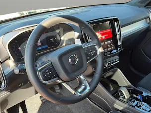 Volvo XC40 B3 Benzin Mild Hybrid Plus Dark DCT