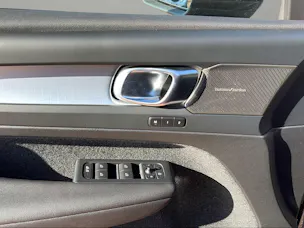 Volvo XC40 B3 Benzin Mild Hybrid Plus Dark DCT