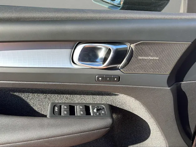 Volvo XC40 B3 Benzin Mild Hybrid Plus Dark DCT