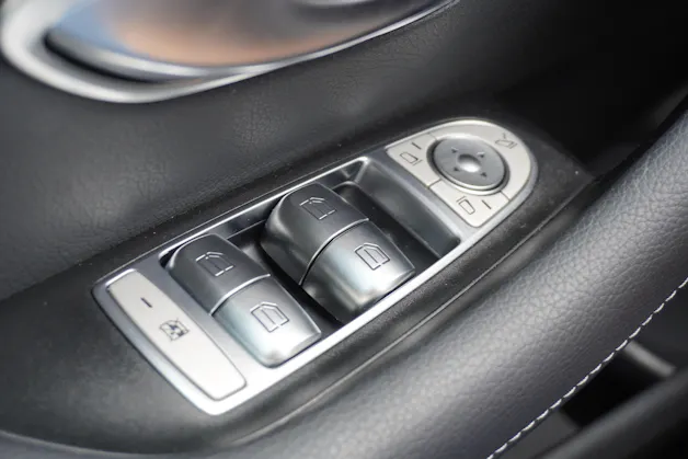 Mercedes-Benz E 300 Avantgarde 9G-Tronic
