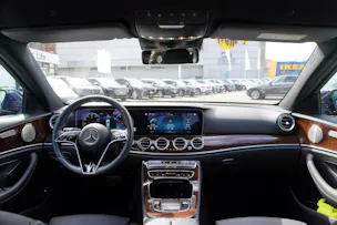 Mercedes-Benz E 300 Avantgarde 9G-Tronic