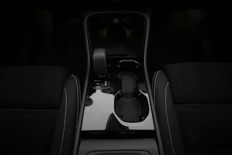 https://vehicle.imgix.net/4408103/e312b061-d8be-4408-beb6-8d85dd93e099.jpg