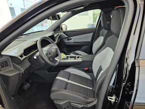 https://vehicle.imgix.net/4408602/680b90d0-9c0b-4991-b2ab-54a319a78d9e.jpg