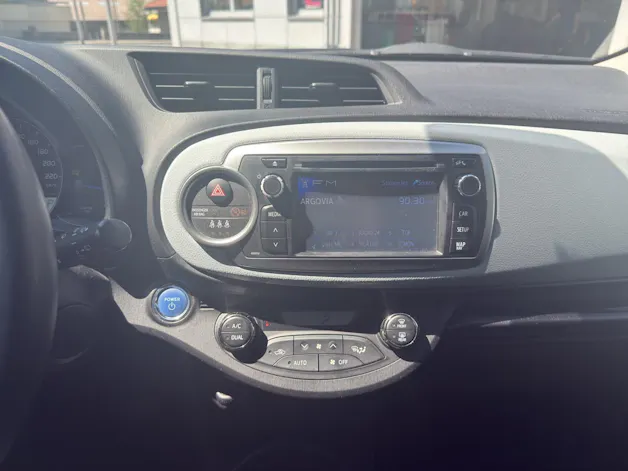 Toyota Yaris 1.5 VVT-i HSD Sol