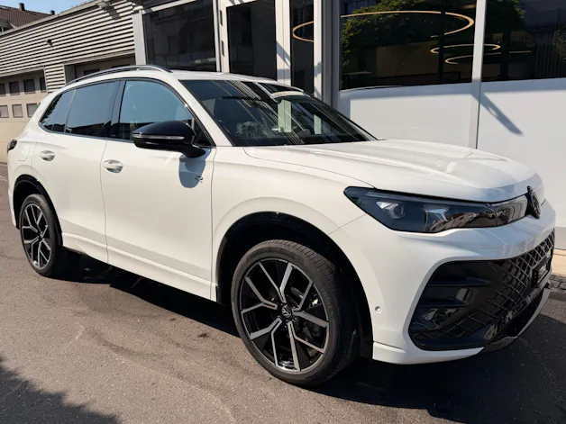 VW Tiguan 2.0 TDI DSG 4MOTION R-LINE *** PANORAMAGLASDACH & 360 GRAD KAMERA ***