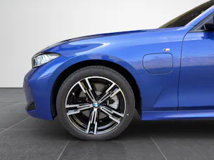 BMW BMW 330e x DriveTouring Steptronic - M Sport