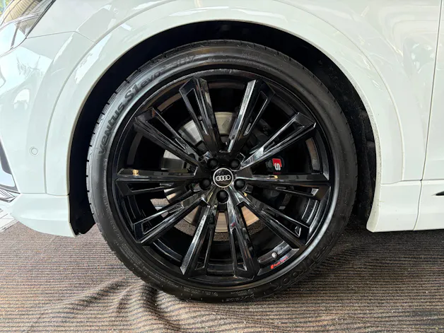 AUDI SQ8 TFSI quattro | CH Fzg. | NP: 199K | Carbon | Nachtsicht | Massage | B&O Advanced | AHK | Standheiz. | VOLL |