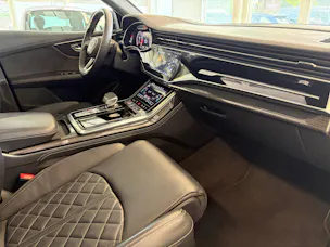 AUDI SQ8 TFSI quattro | CH Fzg. | NP: 199K | Carbon | Nachtsicht | Massage | B&O Advanced | AHK | Standheiz. | VOLL |
