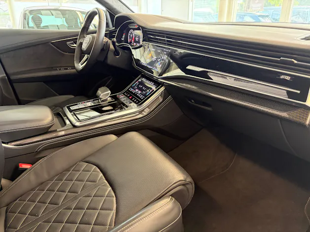 AUDI SQ8 TFSI quattro | CH Fzg. | NP: 199K | Carbon | Nachtsicht | Massage | B&O Advanced | AHK | Standheiz. | VOLL |