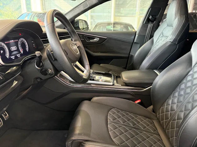 AUDI SQ8 TFSI quattro | CH Fzg. | NP: 199K | Carbon | Nachtsicht | Massage | B&O Advanced | AHK | Standheiz. | VOLL |