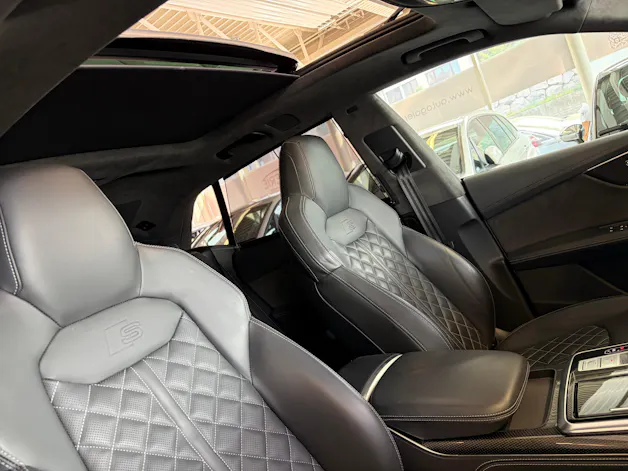 AUDI SQ8 TFSI quattro | CH Fzg. | NP: 199K | Carbon | Nachtsicht | Massage | B&O Advanced | AHK | Standheiz. | VOLL |