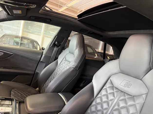 AUDI SQ8 TFSI quattro | CH Fzg. | NP: 199K | Carbon | Nachtsicht | Massage | B&O Advanced | AHK | Standheiz. | VOLL |