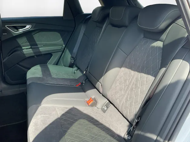 AUDI Q4 e-tron SUV quattro performance Swiss Ski