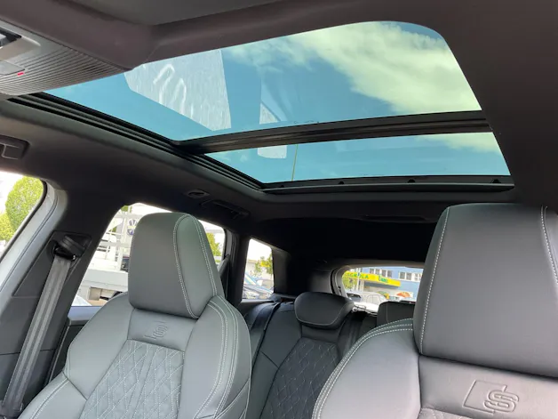 AUDI Q4 e-tron SUV quattro performance Swiss Ski