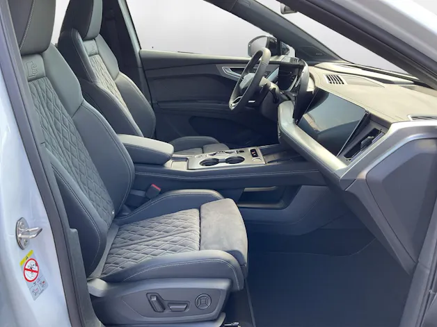 AUDI Q4 e-tron SUV quattro performance Swiss Ski