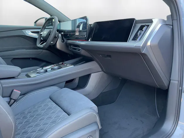 Audi Q4 e-tron SUV quattro performance Swiss Ski