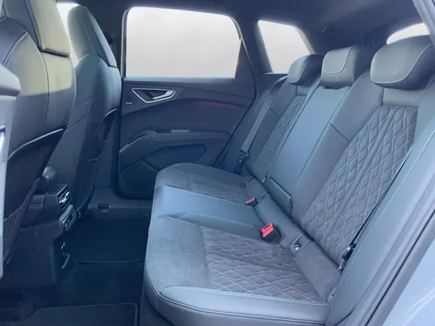 Audi Q4 e-tron SUV quattro performance Swiss Ski