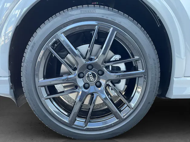 Audi Q4 e-tron SUV quattro performance Swiss Ski