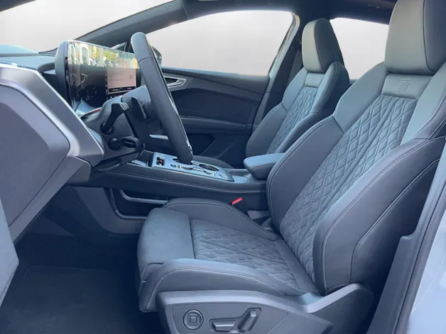 Audi Q4 e-tron SUV quattro performance Swiss Ski