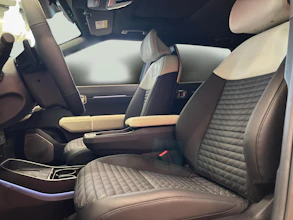 https://vehicle.imgix.net/4410781/9b9effea-34de-4a87-93de-efa14ec2ccdb.jpg