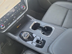 https://vehicle.imgix.net/4410844/74b0d60c-11f2-439e-b881-adda2e32b9c5.jpg