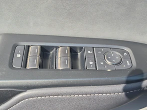 https://vehicle.imgix.net/4410844/d270f8b8-ae2f-4b44-b2f5-3633861e8ab7.jpg